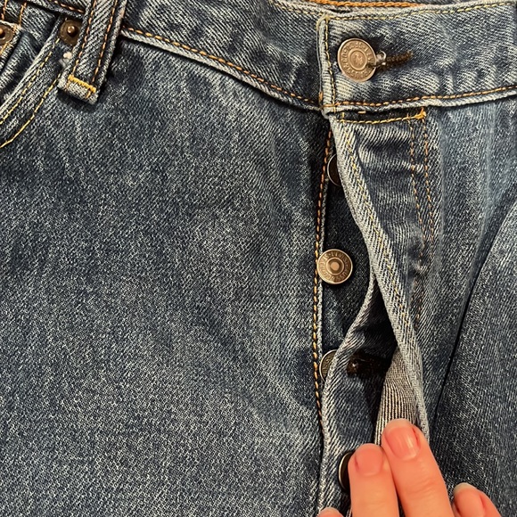 Men’s Levi’s 501 size 35 x 34.  There is a hole please see pictures - Picture 5 of 7